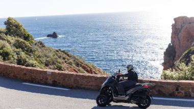 Piaggio MP3 310 2024: chi l'ha detto che gli scooter stan bene solo in città?