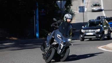 Piaggio MP3 310 2024: la doppia ruota anteriore infonde sicurezza 