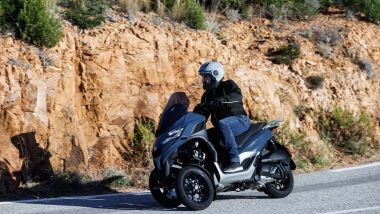 Piaggio MP3 310 2024: la posizione di guida non è da scooter poltrona