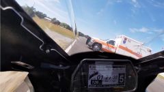 Yamaha R1 evita ambulanza in pista: video onboard Instagram