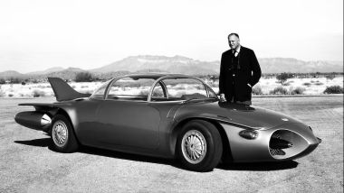 Pontiac Firebird II del 1956 con Harley Earl, capo del design General Motors dell'epoca