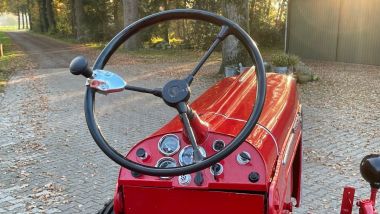 Porsche 308N Super LWB: il posto di guida con il volante a tre razze