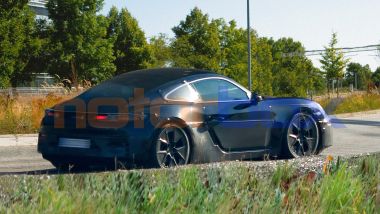 Porsche 718 Cayman EV: i prototipi mimetizzati visti su strada durante i collaudi