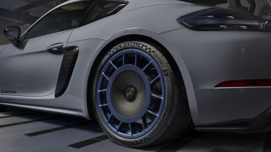 Porsche 718 Cayman GT4 RS con il kit Manthey: i copricerchi in carbonio