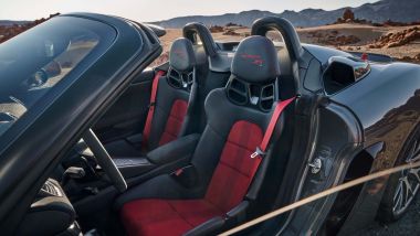 Porsche 718 Spyder RS: i due sedili dal profilo molto sportivo con cinture di sicurezza rosse