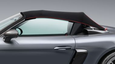 Porsche 718 Spyder RS: la capote in tela apribile manualmente