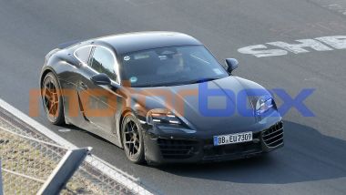 Porsche 718: un muletto fdella Cayman 100% elettrica durante i collaudi in pista