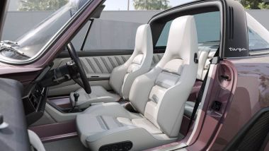 Porsche 911 964 Classic Turbo by Singer: l'abitacolo sportivo e con finiture di pregio