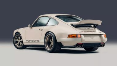 Porsche 911 964 Theon Design: la carrozzeria classica, qui con l'alettone posteriore sollevato