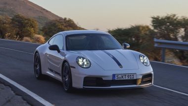 Porsche 911 Carrera T: striscia sul cofano, ma fissa...