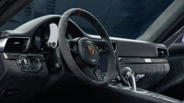 Porsche 911 GT2 RS: l'abitacolo personalizzato della supercar tedesca