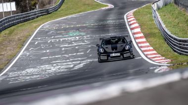 Porsche 911 GT2 RS: l'auto impegnata nel record