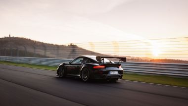 Porsche 911 GT2 RS: visuale di 3/4 posteriore