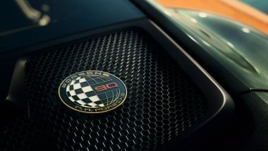 Porsche 911 GT3 90 FA: il badge celebrativo applicato sulla griglia del cofano motore