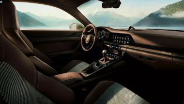 Porsche 911 GT3 90 FA: tutta l'eleganza e la classe degli interni della sportiva tedesca