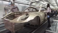 Porsche 911 GT3, l'assemblaggio in fabbrica nel video in timelapse