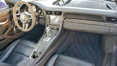 Porsche 911 GT3 RS 991.1: l'abitacolo necessita di una ripulita, ma &egrave; in ottime condizioni