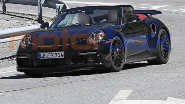 Porsche 911 Turbo Cabrio 2020: lo spoiler attivo sotto al muso è in posizione estesa