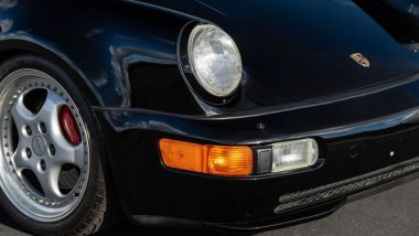 Porsche 911 Turbo S 964: il dettaglio sui fari originali e sulla carrozzeria lucida