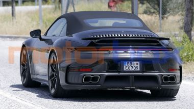 Porsche 911 Turbo S Cabrio ibrida: i prototipi avvistati durante i collaudi su strada