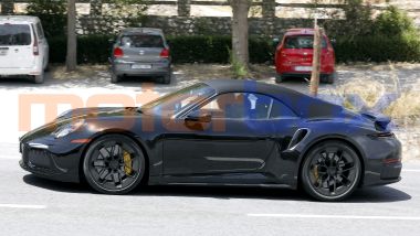 Porsche 911 Turbo S Cabrio ibrida: motore elettrificato e potenza che potrebbe superare i 700 CV