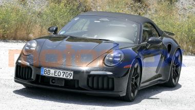Porsche 911 Turbo S Cabrio ibrida: nuovo design per paraurti, fari e prese da'aria anteriori