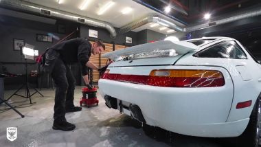 Porsche 928 S4: un momento del car detailing