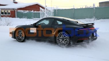 Porsche 992.2 Turbo: la neve sollevata dalle ruote mostra la trazione integrale in azione