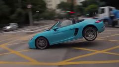 Porsche Boxster spicca il volo a un incrocio: il video Instagram