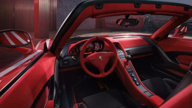 Porsche Carrera GT: gli interni del tutto rigenerati in Alcantara Indian Red