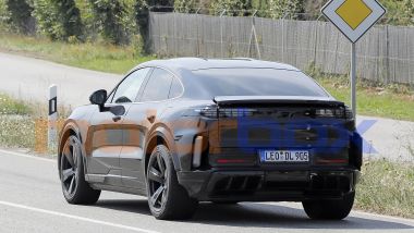 Porsche Cayenne Coupé EV: in coda si vedono bene i nuovi gruppi ottici e il tetto inclinato
