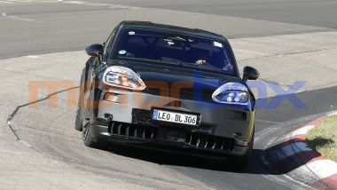 Porsche Cayenne Coupé Turbo GT: l'inedito frontale con i fari leggermente coperti dalle pellicole