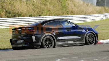 Porsche Cayenne Coupé Turbo GT: un prototipo del SUV sportivo durante i collaudi al Nurburgring