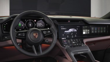 Porsche Cayenne Electric: dettaglio sul ponte di comando e sul volante multifunzione