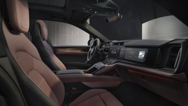 Porsche Cayenne Electric: plancia con il Flow Dispaly OLED centrale e sedili anatomici