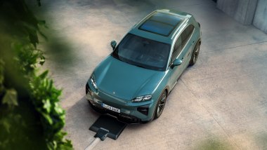 Porsche Cayenne Electric: ricaricabile anche con piastra wireless a 11 kW