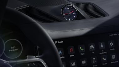 Porsche Cayenne Platinum Edition 2022: di serie l'orologio analogico a centro plancia