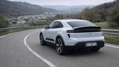Porsche Macan Electric Turbo: autonomia dichiarata fino a 551 km ma con il piede leggero
