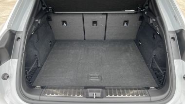 Porsche Macan Electric Turbo: bagagliaio da 480 a 1.488 litri e vano anteriore da 84 litri