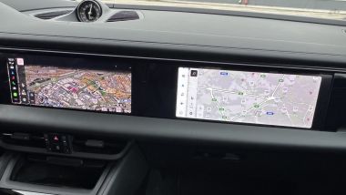 Porsche Macan Electric Turbo: il display dell'infotainment e quello da 10,9'' per il passeggero