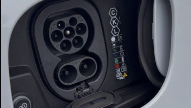 Porsche Macan Electric Turbo: la presa di ricarica DC con capacit&agrave; fino a 270 kW