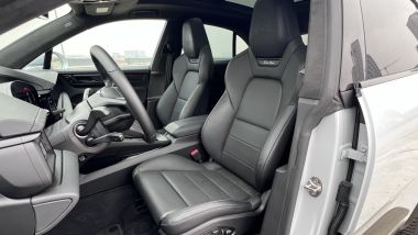 Porsche Macan Electric Turbo: sedili anteriori a regolazione elettrica sostenuti ma accoglienti