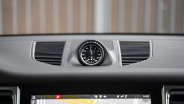 Porsche Macan S 2022, l'orologio analogico al centro della plancia