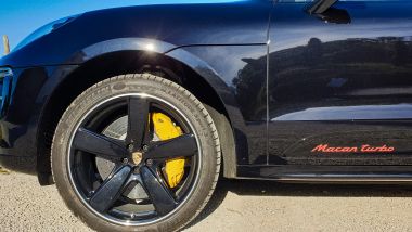 Porsche Macan Turbo 2020, dettaglio della pinza freno gialla