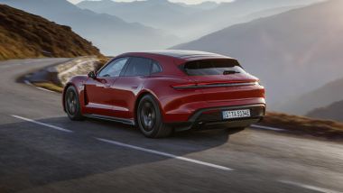 Porsche Taycan GTS: visuale di 3/4 posteriore