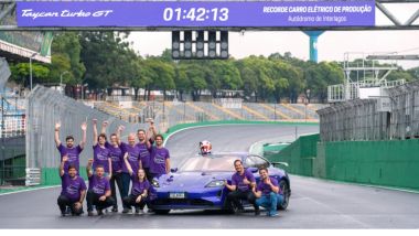 Porsche Taycan Turbo GT: il team posa per la foto di rito dopo il record