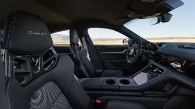 Porsche Taycan Turbo GT: interni sportivi e lussuosi per la supercar a batterie
