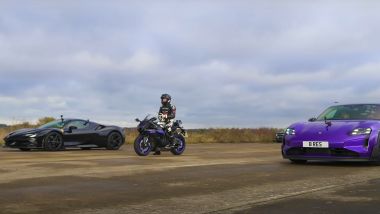 Porsche Taycan Turbo GT vs Yamaha R1M vs Ferrari SF90 Stradale (screengrab: CarWow/YouTube)