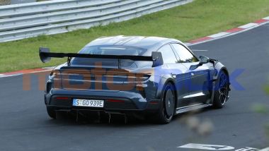 Porsche Taycan Turbo GT4 RS: la supercar elettrica avvistata durante i test in pista