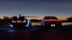 Video: Porsche Taycan vs la DeLorean di Ritorno al Futuro